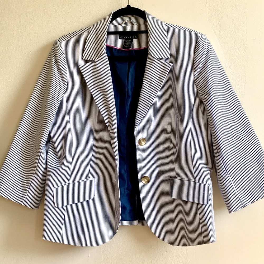 🪴 2/$20 Navy & white pinstripe/seersucker blazer, size 12